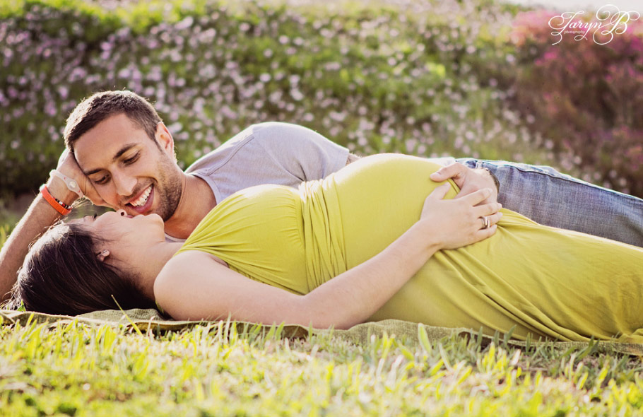 Maternity-shoot-cape-town-photographer-Taryn-B-Photography-Flower-field.jpg-6